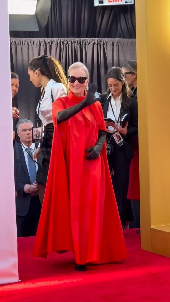 Consider my loins the most girded they can be… Meryl Streep has arrived at ‘The Devil Wears Prada 2’ premiere in NYC. 

Video: @graciefarquhar/Bustle