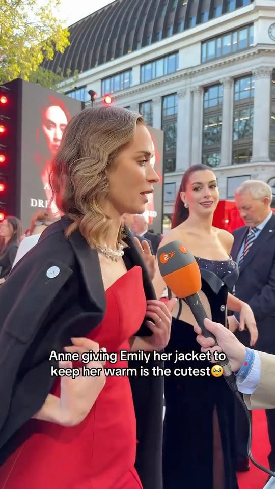 So bestie coded🥹💞

Anne Hathaway hands Emily Blunt her jacket to keep her warm at ‘The Devil Wears Prada 2’ London Premiere 🧥

#annehathway #emilyblunt #devilwearsprada #devilwearsprada2