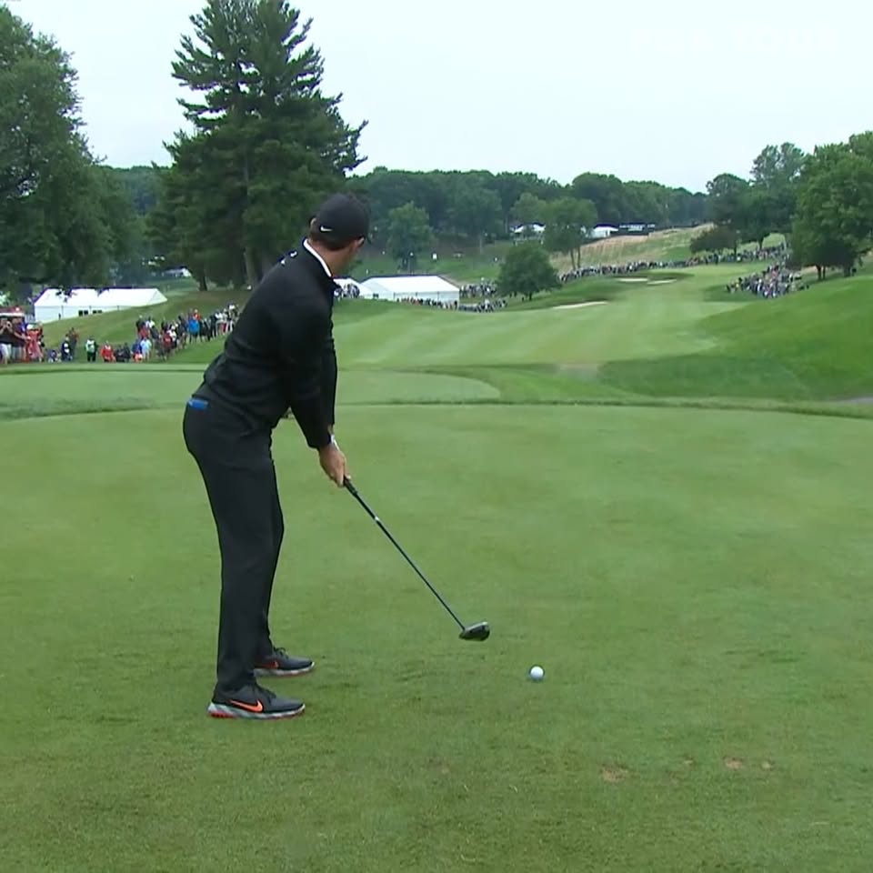 A surprise guest on the tee for Rory McIlroy's tee shot at the Travelers Championship 🐿️

#TOURVault