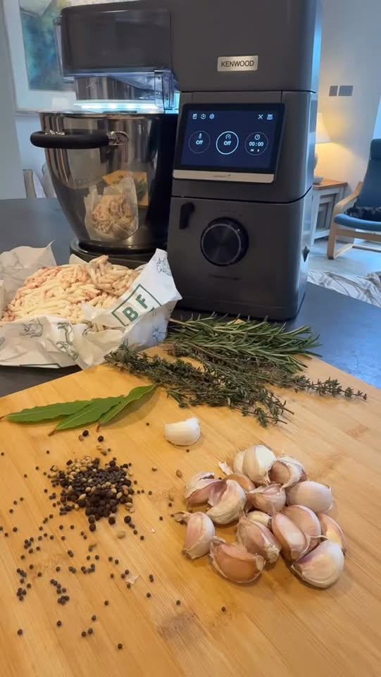 Oi Oi, the weather in the North West can’t make its mind up, one minute it’s bang sunny and the next Baltic! I like to get some cheeky roasts cooked up before the Sunday roast becomes Sunday BBQ. Using my Kenwood Chef Mixer and our grass fed tallow, you can get some serious crispy roasties!#kenwoodworld #kenwoodcookingchef #kenwoodCan
#kenwoodbrandambassador #cookingwithkenwood