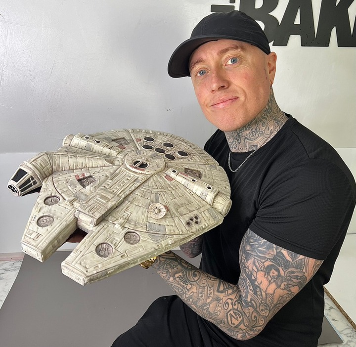 Making a Millennium Falcon CAKE 🍰 

Happy Star Wars day everyone!