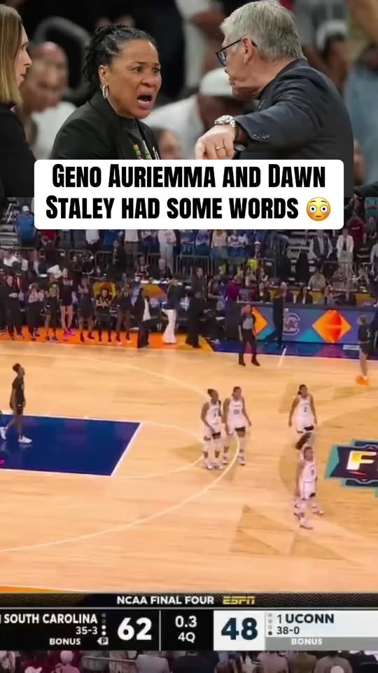 Dawn Staley and Geno Auriemma had some words 😳

#College | #Basketball | #Sports