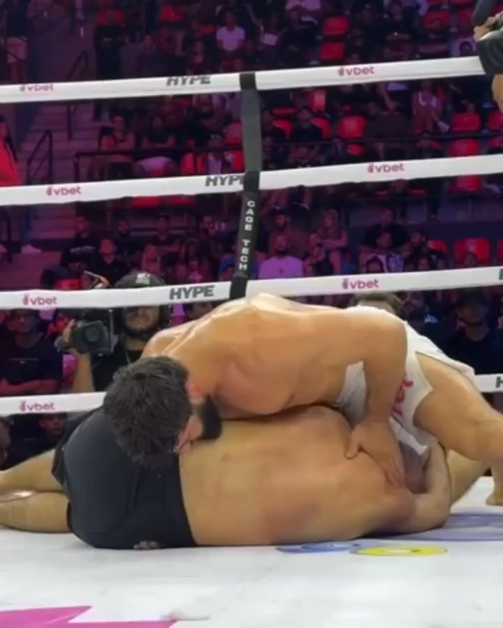 Arman Tsarukyan submits Muhammad Mokaev in a very dominant performance using the weight advantage to shut out Mokaev 😲👀