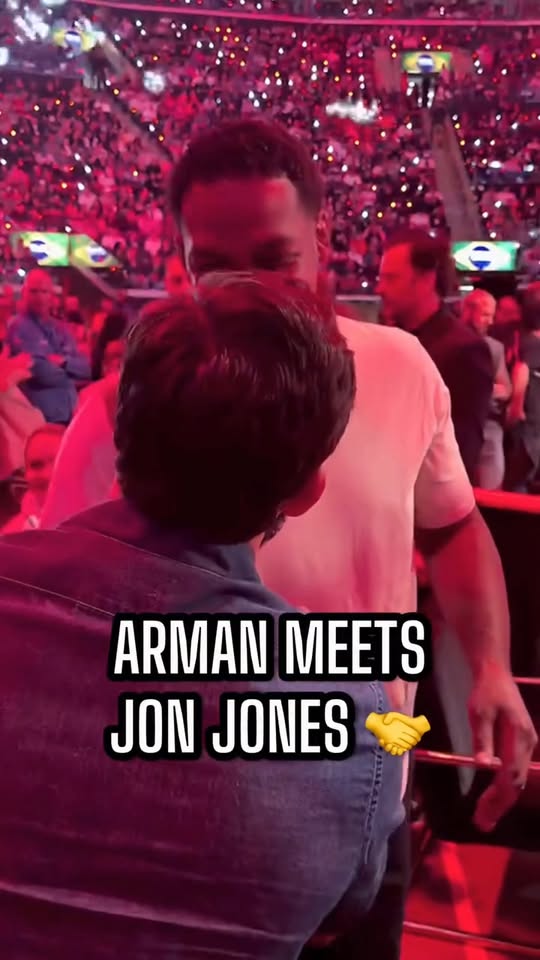 Jon Jones and Arman Tsarukyan link up at the Netflix card in Los Angeles, with Jones telling Arman he’ll be at his next RAF match.

🎥: _pucho__