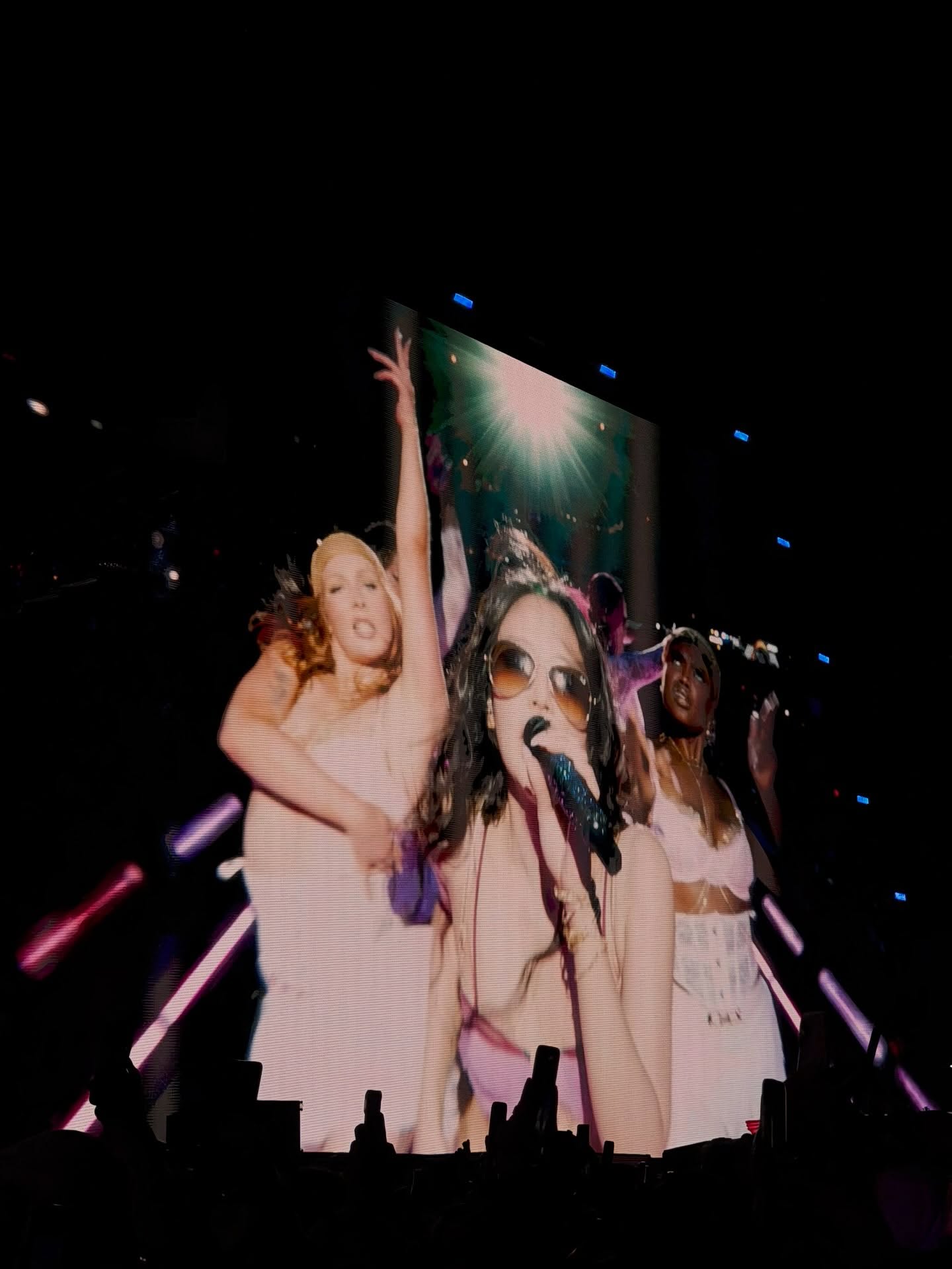 @madcoolfestival you guys were abosolutely maddd.
¡Madrid, tienen mi corazón! Gracias por tanto amor! 💜
thank you to my wonderful crew whos been with me every step of the way. our europe run has been truely so much fun cuz of you guys. See you all very soon XO