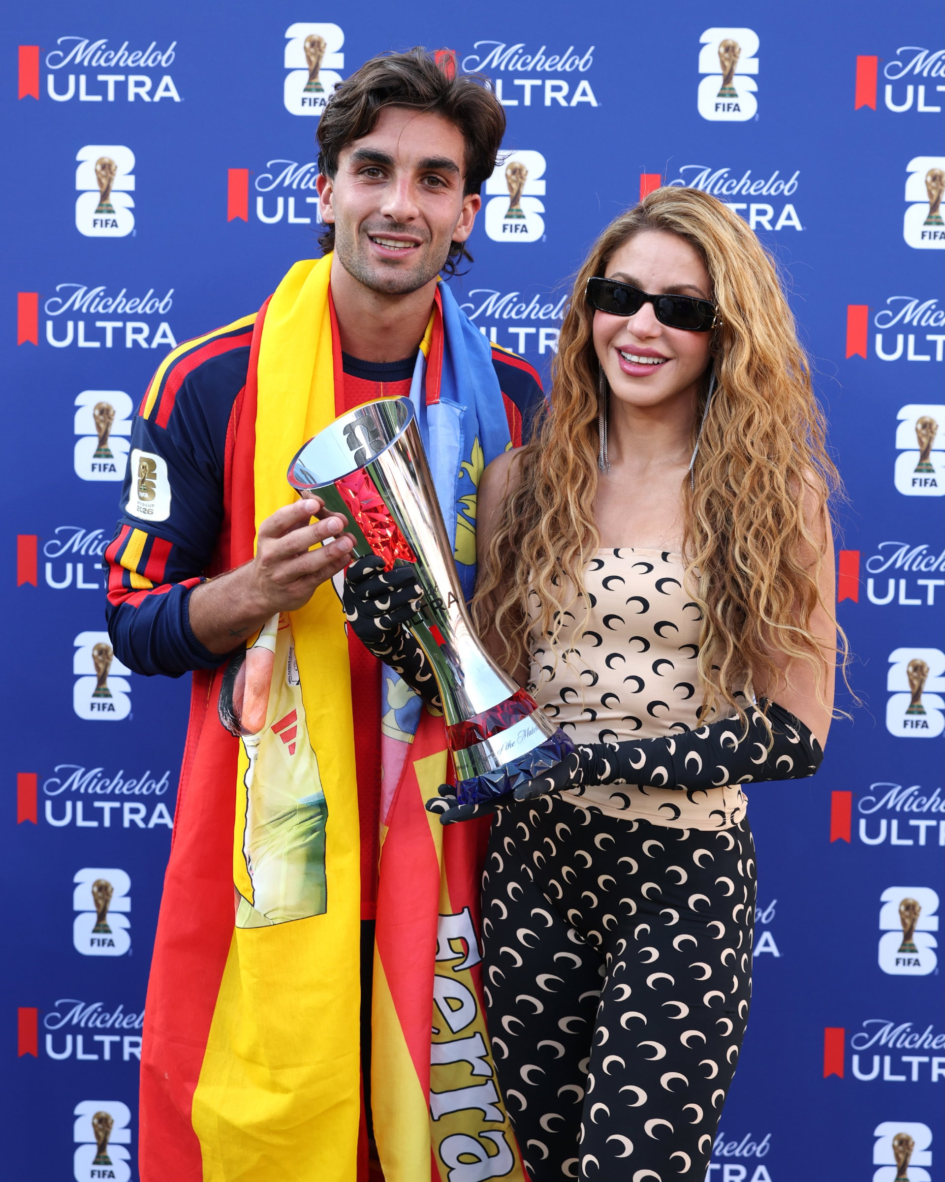 Las finales crean leyendas. Hoy nació una más. Ferran Torres recibió el trofeo al Superior Player of the Match de manos de @shakira. 👏🇪🇸

Finals create legends. Today, a new one was born. Ferran Torres received the Superior Player of the Match trophy from @shakira. 👏🇪🇸

#FIFAWordCup #MichelobULTRA #SuperiorPOTM