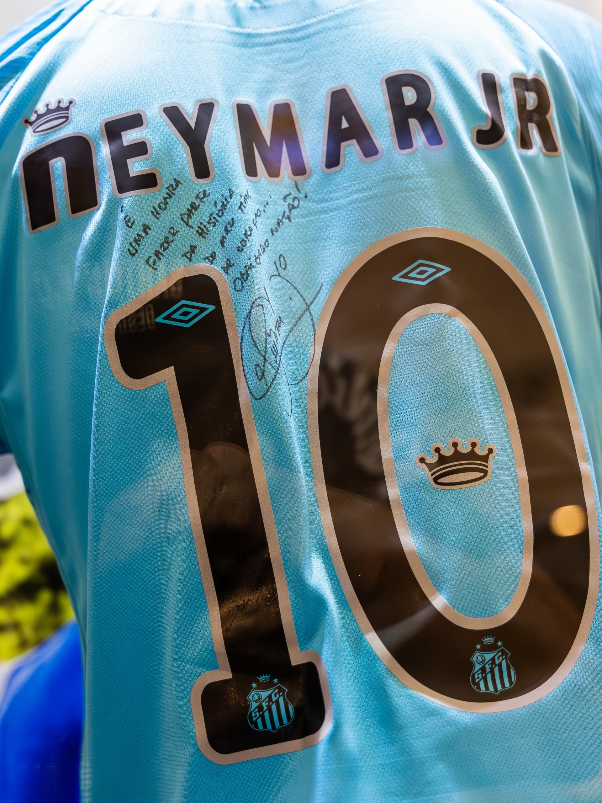 Hoje fui pego de surpresa… ser homenageado no seu time do coração é incrível. 
Fazer parte da historia do @santosfc é uma honra! 
Agradeço a Deus em primeiro lugar, a minha família e a toda nação santista que me acompanhou desde meus primeiros passos na base do SANTOS FC! 
Tivemos muitos momentos emocionantes e eternos… mas também tivemos momentos ruins e todos vocês estiveram ao meu lado. 
Sou um torcedor que está dentro do campo, lutando, brigando e dando tudo que eu posso a todo momento, já errei inúmeras vezes e ainda vou errar (espero que não) mas sempre querendo o melhor pro peixão! 
Obrigado NAÇÃO SANTISTA, por tudo 🤍🖤