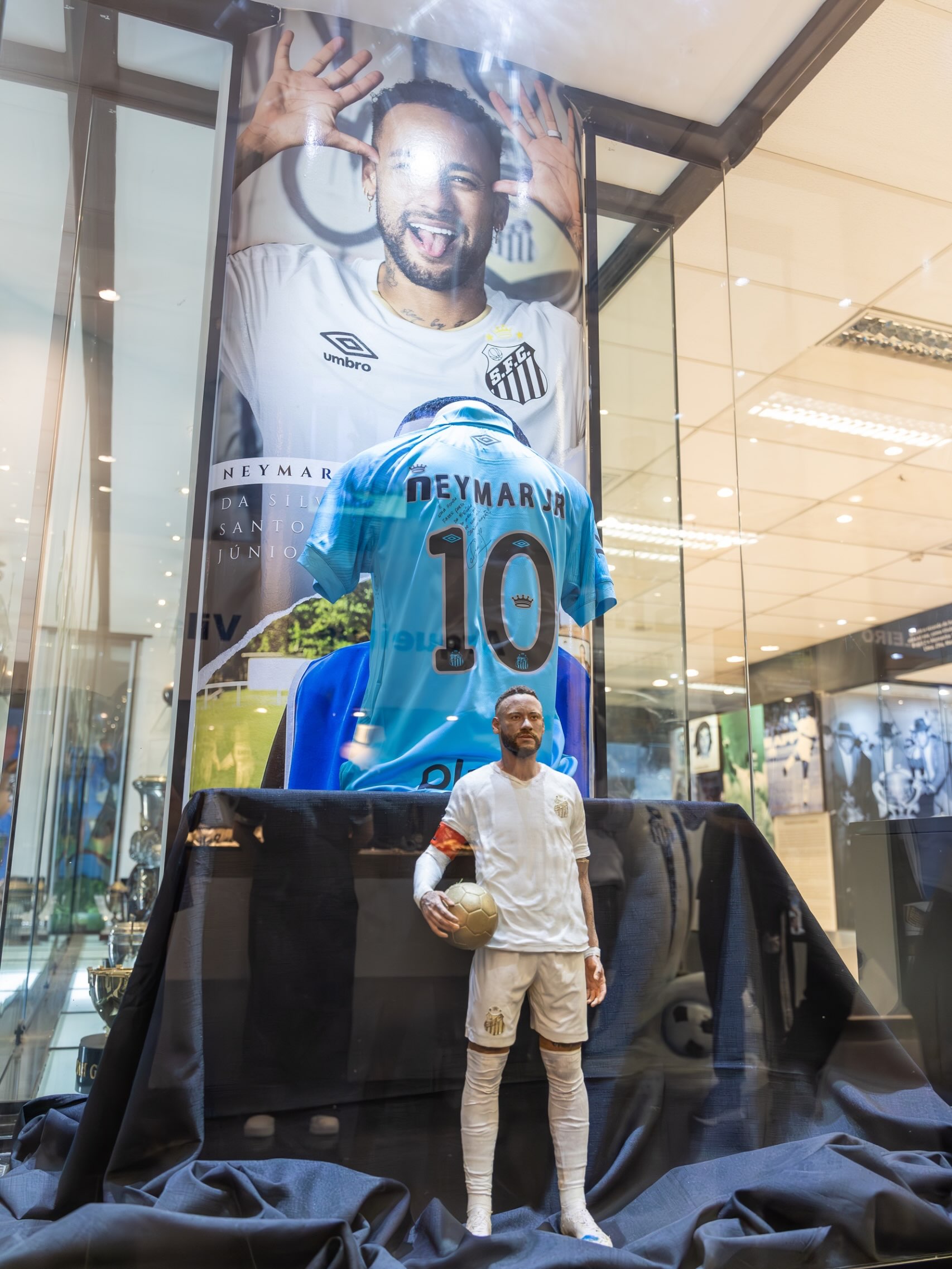 Hoje fui pego de surpresa… ser homenageado no seu time do coração é incrível. 
Fazer parte da historia do @santosfc é uma honra! 
Agradeço a Deus em primeiro lugar, a minha família e a toda nação santista que me acompanhou desde meus primeiros passos na base do SANTOS FC! 
Tivemos muitos momentos emocionantes e eternos… mas também tivemos momentos ruins e todos vocês estiveram ao meu lado. 
Sou um torcedor que está dentro do campo, lutando, brigando e dando tudo que eu posso a todo momento, já errei inúmeras vezes e ainda vou errar (espero que não) mas sempre querendo o melhor pro peixão! 
Obrigado NAÇÃO SANTISTA, por tudo 🤍🖤