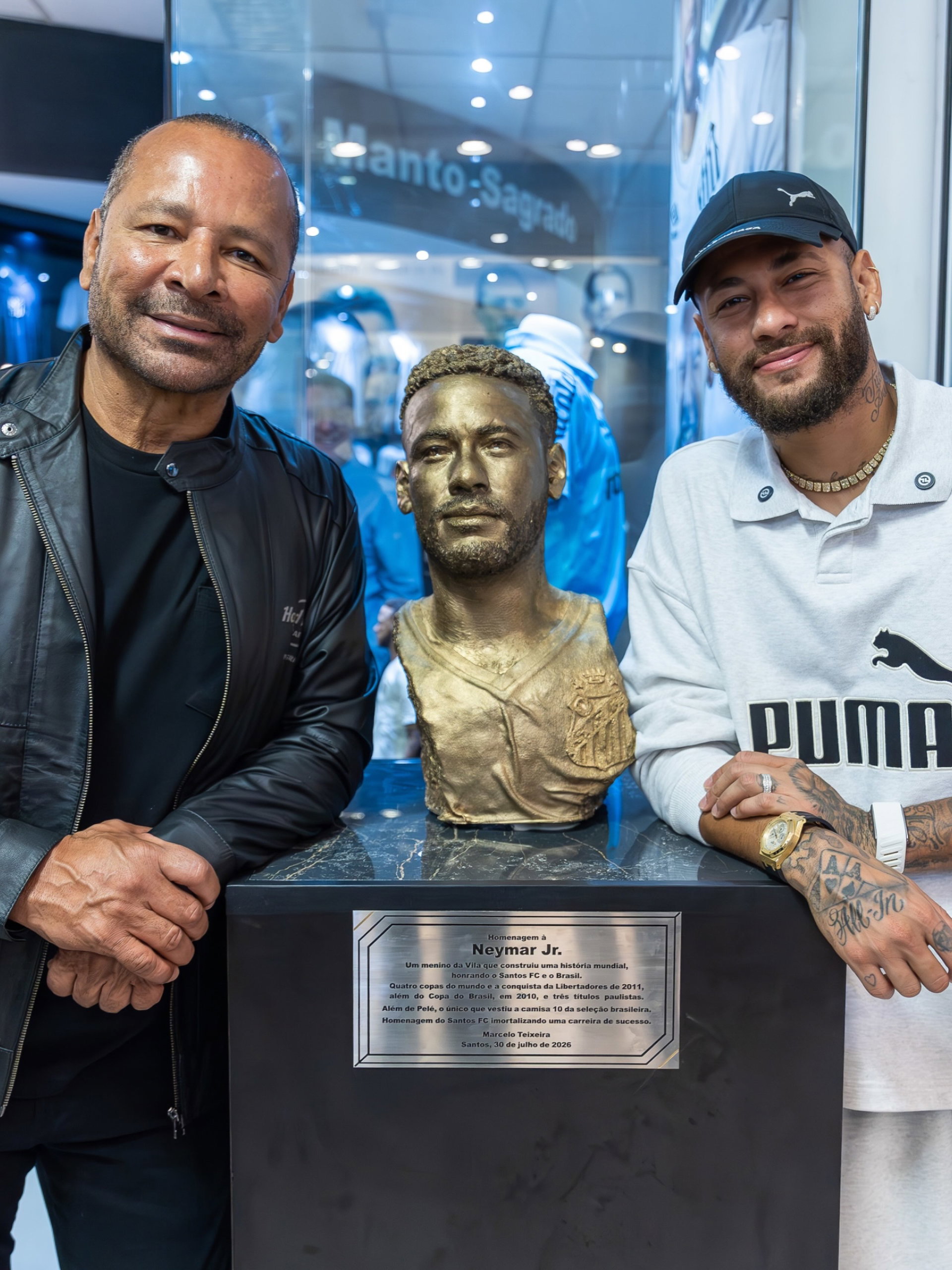Hoje fui pego de surpresa… ser homenageado no seu time do coração é incrível. 
Fazer parte da historia do @santosfc é uma honra! 
Agradeço a Deus em primeiro lugar, a minha família e a toda nação santista que me acompanhou desde meus primeiros passos na base do SANTOS FC! 
Tivemos muitos momentos emocionantes e eternos… mas também tivemos momentos ruins e todos vocês estiveram ao meu lado. 
Sou um torcedor que está dentro do campo, lutando, brigando e dando tudo que eu posso a todo momento, já errei inúmeras vezes e ainda vou errar (espero que não) mas sempre querendo o melhor pro peixão! 
Obrigado NAÇÃO SANTISTA, por tudo 🤍🖤