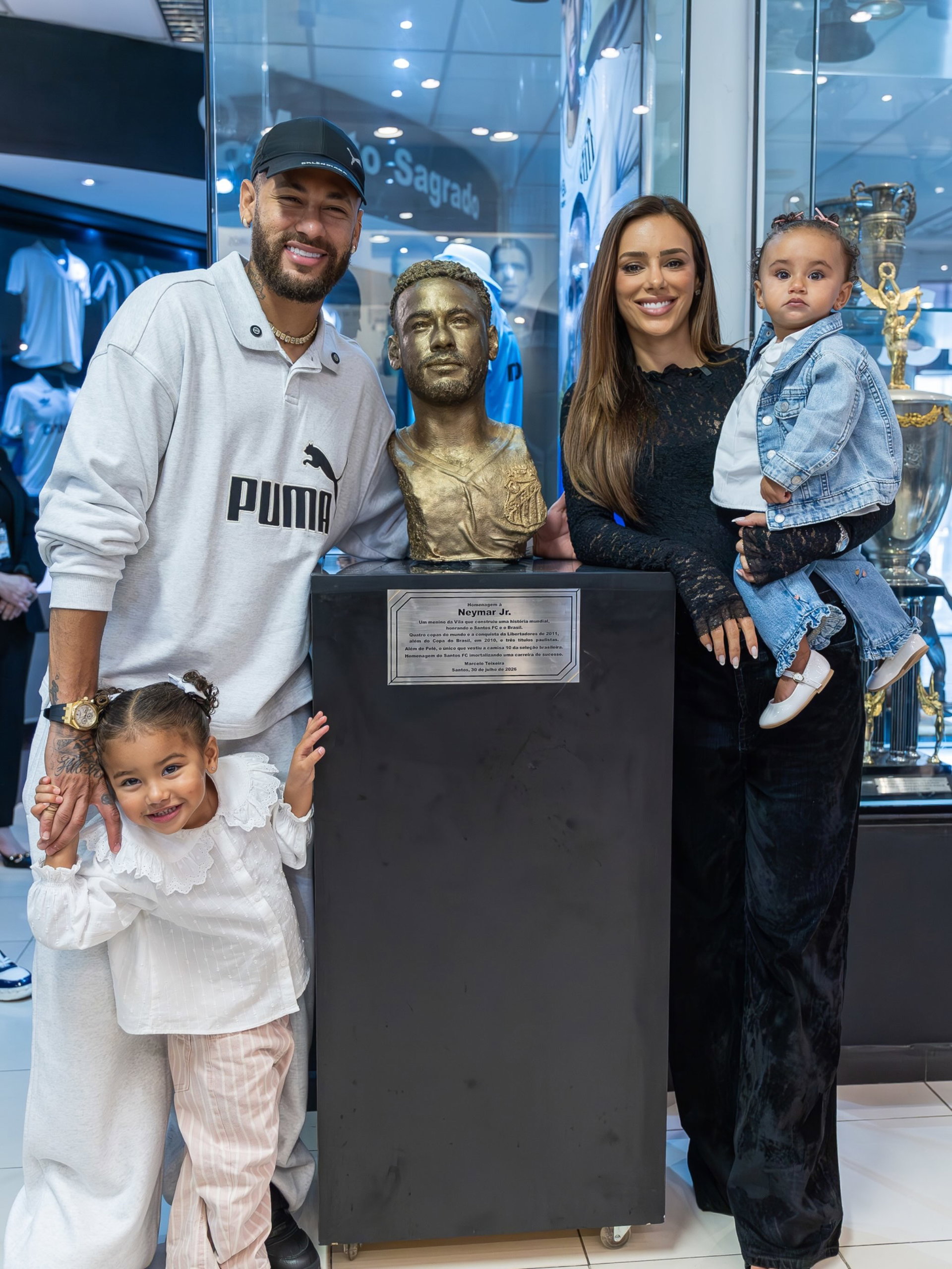 Hoje fui pego de surpresa… ser homenageado no seu time do coração é incrível. 
Fazer parte da historia do @santosfc é uma honra! 
Agradeço a Deus em primeiro lugar, a minha família e a toda nação santista que me acompanhou desde meus primeiros passos na base do SANTOS FC! 
Tivemos muitos momentos emocionantes e eternos… mas também tivemos momentos ruins e todos vocês estiveram ao meu lado. 
Sou um torcedor que está dentro do campo, lutando, brigando e dando tudo que eu posso a todo momento, já errei inúmeras vezes e ainda vou errar (espero que não) mas sempre querendo o melhor pro peixão! 
Obrigado NAÇÃO SANTISTA, por tudo 🤍🖤