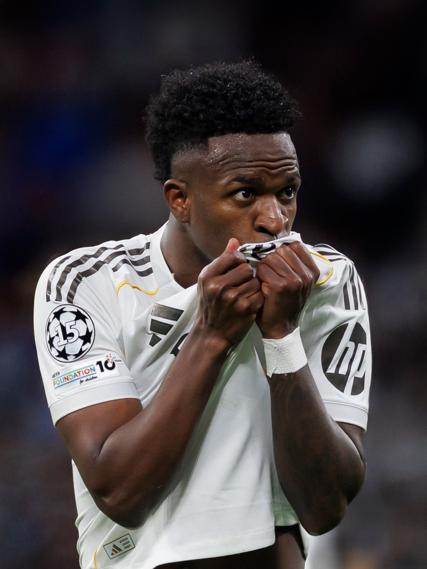 COMUNICADO OFICIAL
El Real Madrid C. F. y Vinicius Jr. han acordado la ampliación del contrato de nuestro jugador, que queda vinculado al club hasta el 30 de junio de 2032.
Vinicius Jr. llegó al Real Madrid en julio de 2018, con 18 años. En sus ocho temporadas defendiendo nuestra camiseta, ha disputado 375 partidos, en los que ha marcado 128 goles y ha ganado 14 títulos: 2 Champions League, 3 Mundiales de Clubes, 2 Supercopas de Europa, 3 Ligas, 1 Copa del Rey y 3 Supercopas de España.
Su contribución a todos estos títulos ha sido trascendental por su juego, sus asistencias y sus goles, entre ellos los que marcó en las dos últimas finales de Champions League que ha ganado el Real Madrid: la Decimocuarta (París, 2022) y la Decimoquinta (Londres, 2024).
🔗 Comunicado completo: link en bio.
-
Real Madrid C. F. and Vinicius Jr. have agreed on the extension of our player's contract, which links him to the club until June 30, 2032.
Vinicius Jr. joined Real Madrid in July 2018 at the age of 18. In his eight seasons wearing our jersey, he has played 375 matches, scored 128 goals, and won 14 titles: 2 Champions League, 3 Club World Cups, 2 UEFA Super Cups, 3 LaLiga titles, 1 Copa del Rey, and 3 Spanish Super Cups.
His contribution to all these titles has been pivotal due to his gameplay, assists, and goals, including those scored in the last two Champions League finals won by Real Madrid: the Fourteenth (Paris, 2022) and the Fifteenth (London, 2024).
🔗 Full statement: link in bio.
#RealMadrid | #ViniJr2032