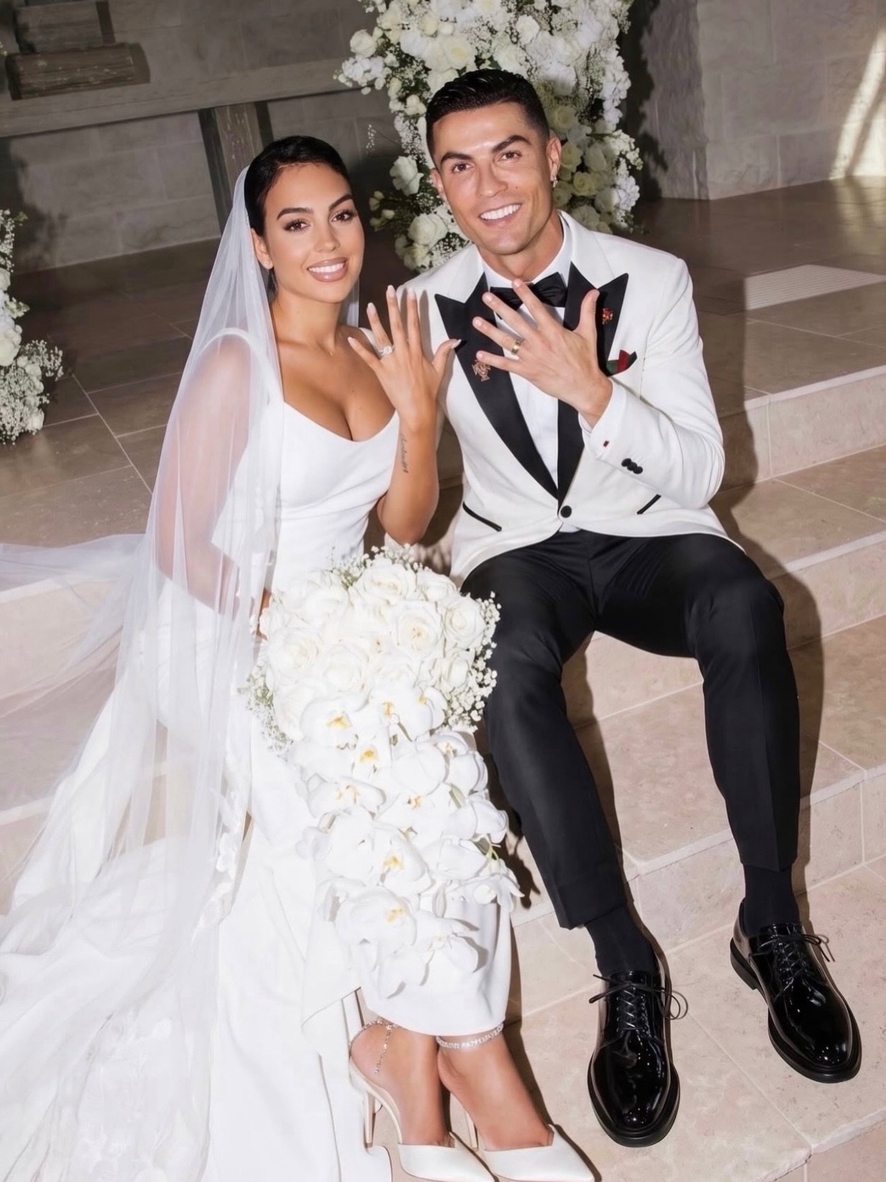 😁💍 𝐇𝐞𝐫𝐞 𝐰𝐞 𝐠𝐨! Cristiano Ronaldo and wife Georgina are now 𝐦𝐚𝐫𝐫𝐢𝐞𝐝, congratulations to them 👰🏻‍♀️🤵🏼‍♂️💞