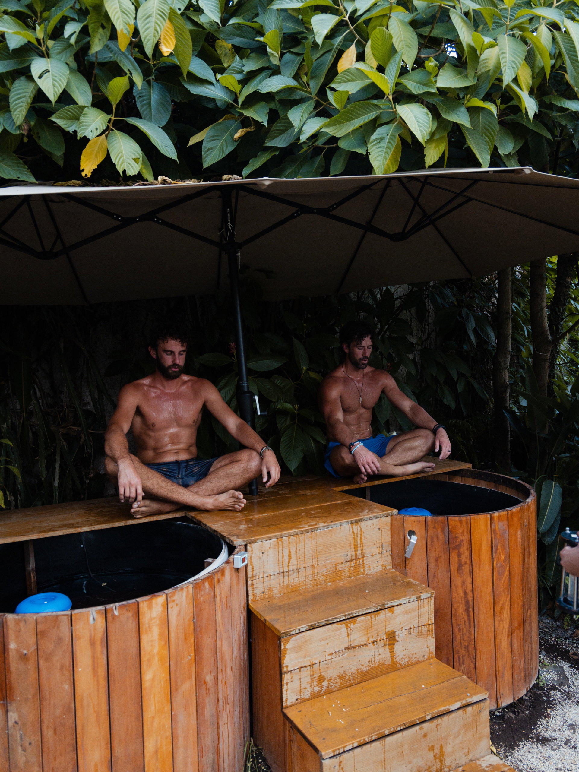 Strong spine, soft heart 💪❤️‍🔥🧘‍♂️ @vuoriclothing #vuoripartner

After we summited Volcan Acatenango.. 🌋 

We grounded ourselves with breath, meditation, movement and sauna (temezcal) cold plunge 🌎 

A powerful reminder to live connected to your child like sense of JOY and PRESENCE 🤟 While also stepping into your potential with COURAGE ⚡️ 

Led by amazing women 🙏 @simplydarya @kathleencristina.coach @casadonya.antigua @oldtownoutfitters 

Grounded for every rise and shine 🌞

📸 @joshbodkin 

#movement #breath