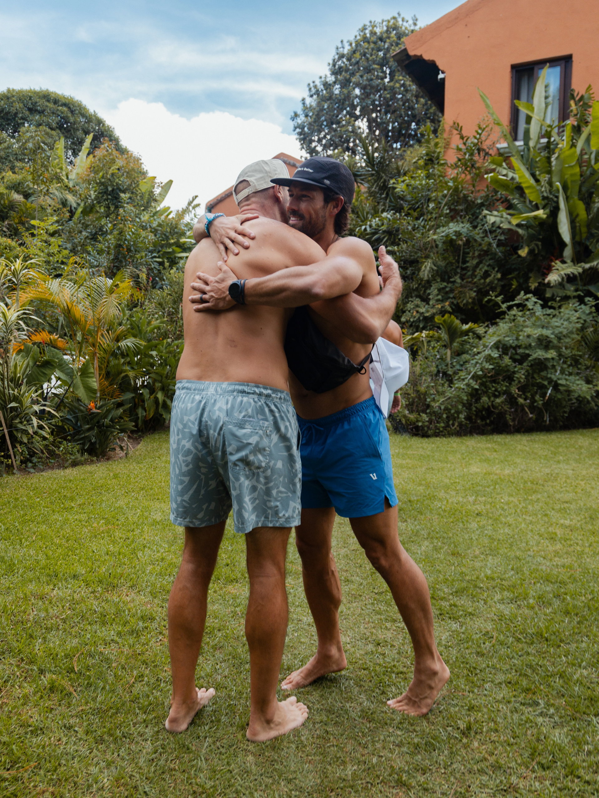 Strong spine, soft heart 💪❤️‍🔥🧘‍♂️ @vuoriclothing #vuoripartner

After we summited Volcan Acatenango.. 🌋 

We grounded ourselves with breath, meditation, movement and sauna (temezcal) cold plunge 🌎 

A powerful reminder to live connected to your child like sense of JOY and PRESENCE 🤟 While also stepping into your potential with COURAGE ⚡️ 

Led by amazing women 🙏 @simplydarya @kathleencristina.coach @casadonya.antigua @oldtownoutfitters 

Grounded for every rise and shine 🌞

📸 @joshbodkin 

#movement #breath