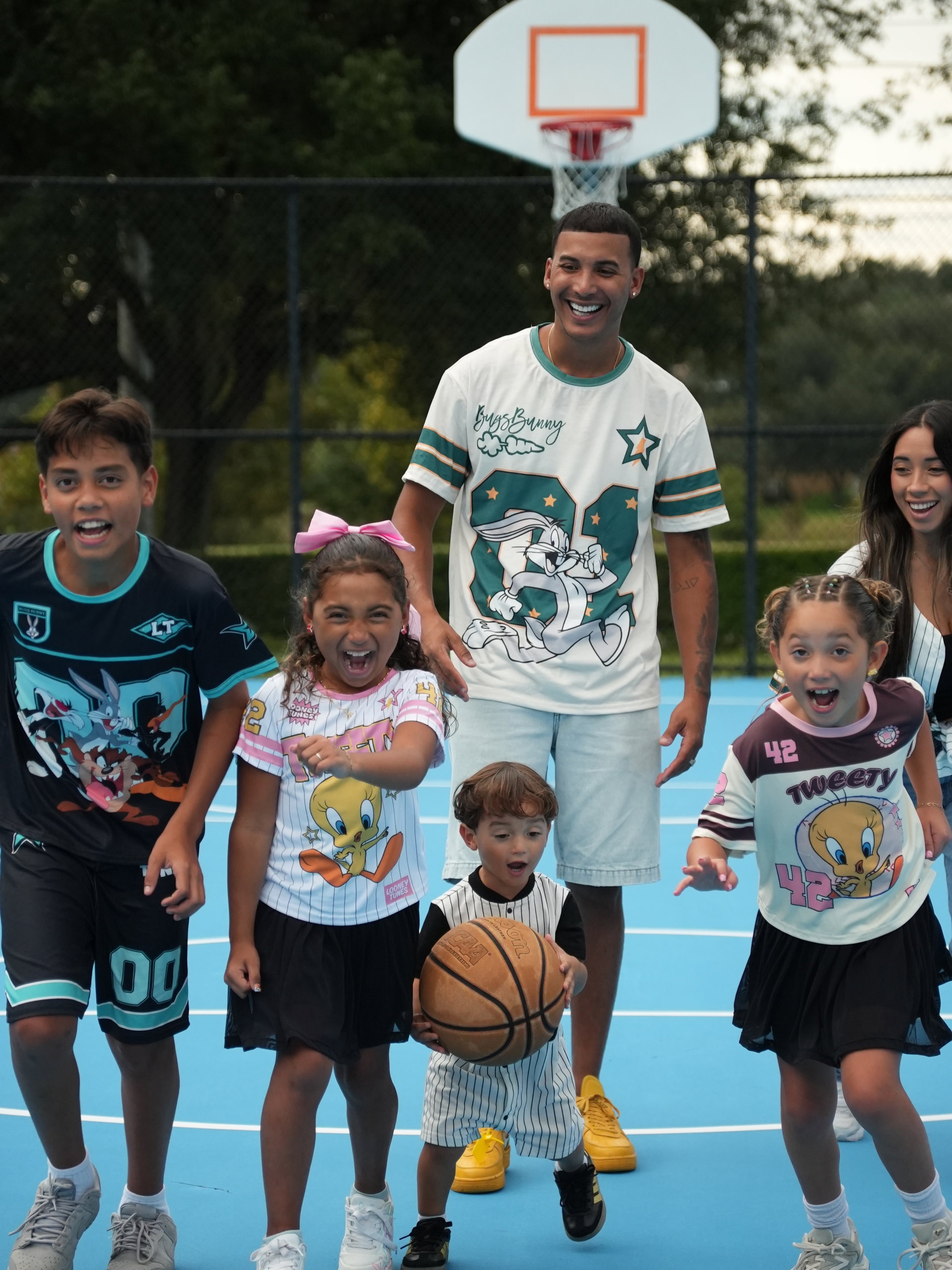 A lo grande con estas nuevas piezas para toda la familia de #LooneyTunesxSHEIN collection 💛🐰 Asegúrate de buscar ‘LOONEY2’ en SHEIN.com para comprar la colección para tus pequeños 💫

 #SHEINKids #SHEINPartner @shein_us