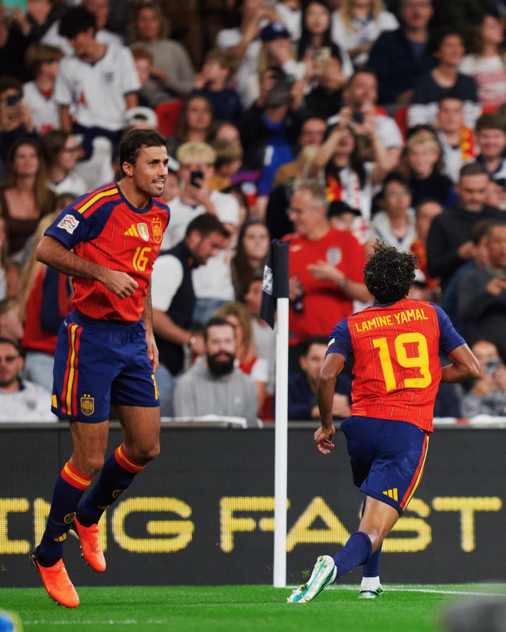 🌍 𝗢𝘂𝗿 𝗶𝗻𝘁𝗲𝗿𝗻𝗮𝗰𝗶𝗼𝗻𝗮𝗹𝘀:

Spain beat England 2-3 at Wembley in the UEFA Nations League, with Lamine and Gordon both on the scoresheet. Olmo provided an assist, while Cubarsí, Pedri, Rodri also feature.

Livaković picks up three points with Croatia after a 1-2 win over Czechia in the UEFA Nations League.

📸 @sefutbol @england