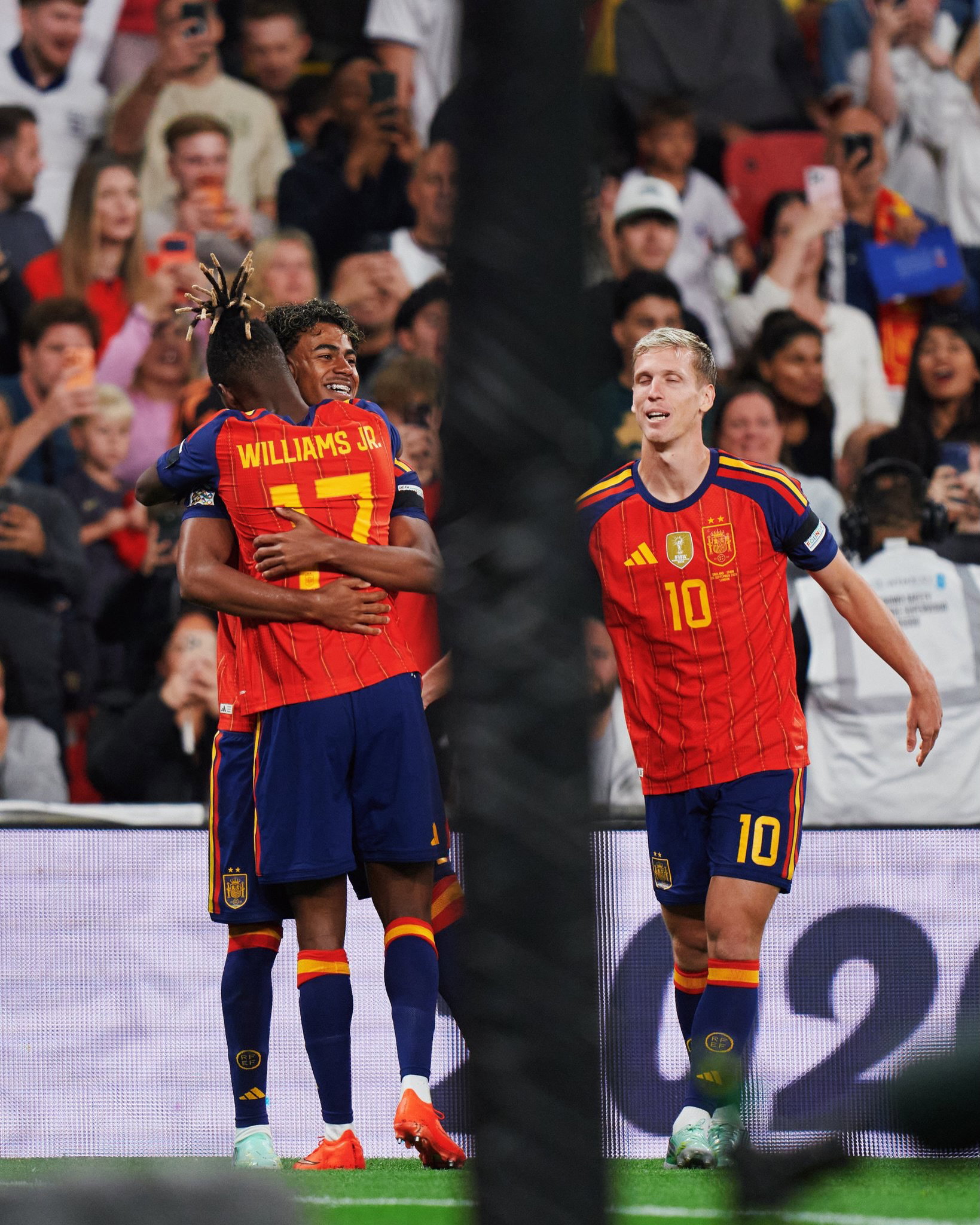 🌍 𝗢𝘂𝗿 𝗶𝗻𝘁𝗲𝗿𝗻𝗮𝗰𝗶𝗼𝗻𝗮𝗹𝘀:

Spain beat England 2-3 at Wembley in the UEFA Nations League, with Lamine and Gordon both on the scoresheet. Olmo provided an assist, while Cubarsí, Pedri, Rodri also feature.

Livaković picks up three points with Croatia after a 1-2 win over Czechia in the UEFA Nations League.

📸 @sefutbol @england