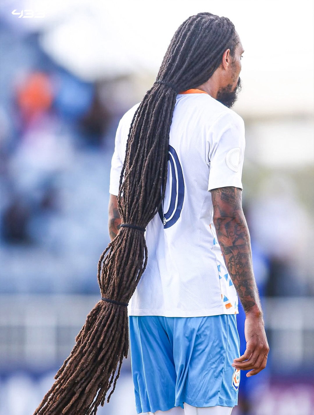 𝐓𝐖𝐎 𝐑𝐄𝐃 𝐂𝐀𝐑𝐃𝐒 𝐅𝐎𝐑 𝐇𝐀𝐈𝐑-𝐏𝐔𝐋𝐋𝐈𝐍𝐆 😅🟥🟥

36-year-old Aedan Scipio from Anguilla 🇦🇮 is known for having one of the longest hairstyles in football 💇‍♂️

In a game yesterday, he came off the bench and somehow had his hair pulled 𝙏𝙒𝙄𝘾𝙀 😭

Both Antigua and Barbuda 🇦🇬 players were shown straight red cards for pulling his hair, while they were leading 5-0 😅

The hair was the real game changer 💀

🎥 @concacaf