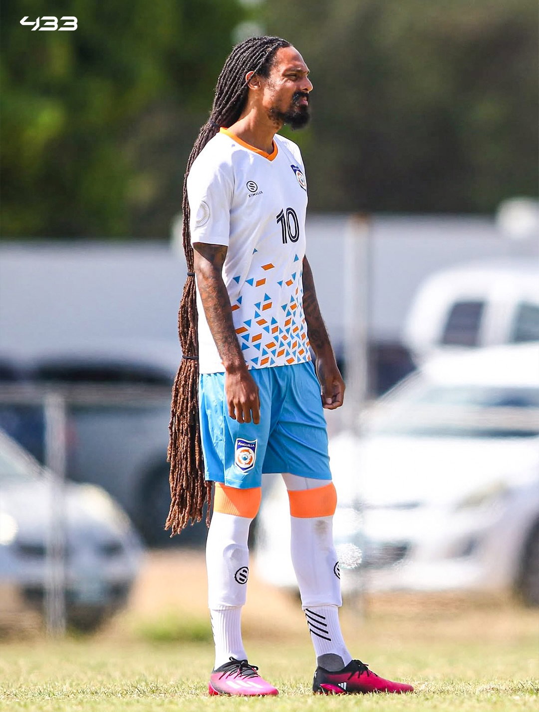 𝐓𝐖𝐎 𝐑𝐄𝐃 𝐂𝐀𝐑𝐃𝐒 𝐅𝐎𝐑 𝐇𝐀𝐈𝐑-𝐏𝐔𝐋𝐋𝐈𝐍𝐆 😅🟥🟥

36-year-old Aedan Scipio from Anguilla 🇦🇮 is known for having one of the longest hairstyles in football 💇‍♂️

In a game yesterday, he came off the bench and somehow had his hair pulled 𝙏𝙒𝙄𝘾𝙀 😭

Both Antigua and Barbuda 🇦🇬 players were shown straight red cards for pulling his hair, while they were leading 5-0 😅

The hair was the real game changer 💀

🎥 @concacaf