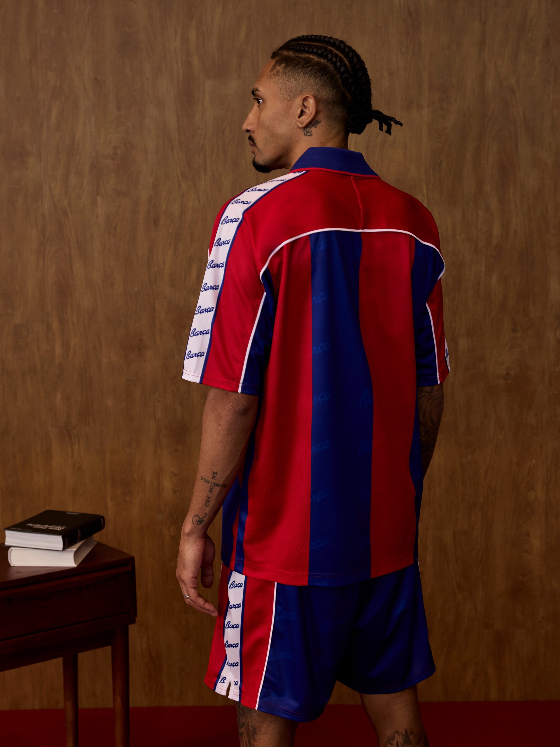 La història es porta ✨

Nova col·lecció retro 1992/95 ja disponible a les Barça Botiga! 👕