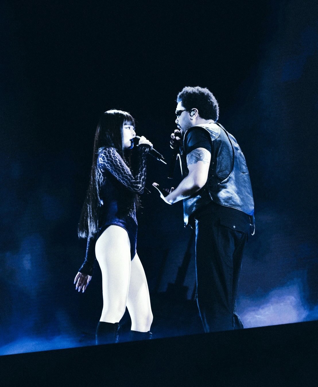 one of the girls with @theweeknd finally came alive in Seoul !! thank you for having me 주말오빠 🖤