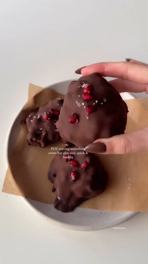 3 ingredient pomegranate yogurt clusters🍓💫

I had this snack idea for a while & I finally made it! 

Recipe:

1 cup greek or coconut yogurt 
1 cup pomegranate seeds
150 grams melted dark chocolate

-In a bowl mix yogurt with pomegranate seeds and with a tablespoon form a cluster like shape and freeze it for 1 hour

-Melt dark chocolate and pour each pomegranate cluster into a dark chocolate bowl

- Add a couple of pomegranate seeds and flaky sea salt on op

-Freeze for 10 min and enjoyyy🫶

**store in the fridge for the next days

#pomegranate#clusters#Follow @demylora for more🫶

#nobakedessert#vegan#vegandessert#glutenfreedessert#glutenfreedesserts#healthytreat#healthytreats#fuelyourbody#fuelyourbodyright#fuelyoursoul#fitnessjourneyinprogress#healthylife#healthychoices#thatgirllifestyle#thatgirlhabits#glutenfree#glutenfreeliving#easyrecipeideas#pomegranate#pomegranates#pomegranateseeds#clusters