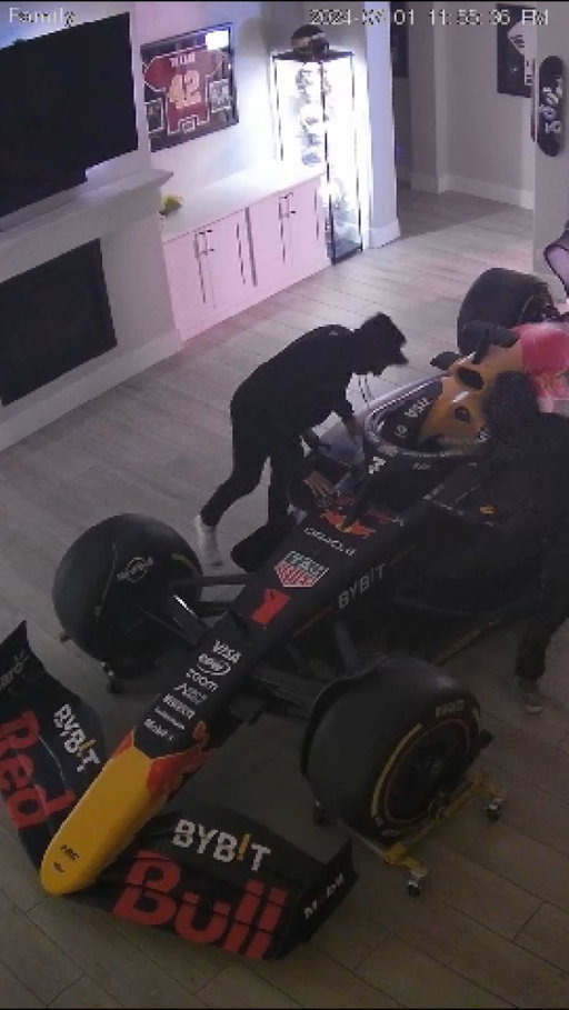 Can’t believe they tried to steal my F1 car!

#cartheft #fail #caughtoncamera #survellience #F1 #gta
