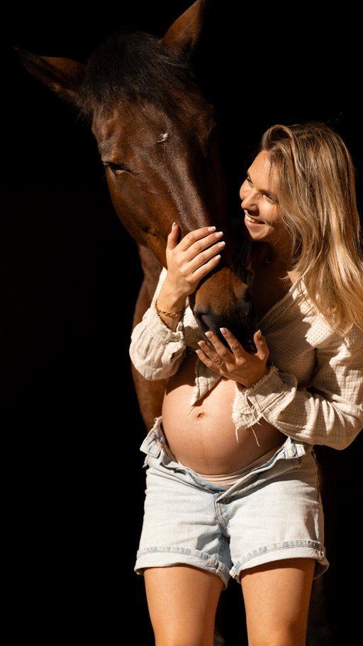 Et vous comment on réagit vos animaux ? Je ne cesserai de le dire les chevaux ressentent tout et je suis la plus heureuse de vivre cette grossesse auprès d’un cheval si tendre et respectueux.

#grossesse2025 #chevalpassion
#femmeenceinte
#creatricedecontenu #mumtobe2025 #horseandrider #communicationanimale #annoncegrossesse