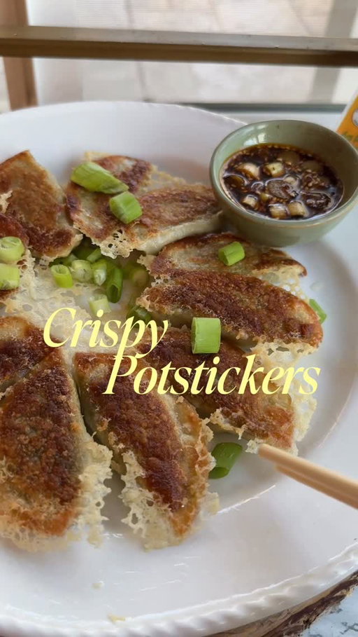 A simple and easy way to make a crispy potsticker skirt! 🥟 

Today I’ll be using @nasoya and @pulmuone_usa new Cilantro Garlic Vegetable Plantspired potstickers, available at your local SoCal @albertsons 🛒

Recipe:
- Heat your pan with oil and make sure it’s fully coated.
- Lay the potstickers down evenly.
- Let them cook for about 2 minutes.
- Pour in your slurry.
- Cover with a lid and cook for another 5 minutes (I recommend lowering the heat a bit).
- Remove the lid and let it cook for another minute or until the water evaporates.
- Place a plate or lid over the pan — be careful, the pan will be hot.
- Flip it over.
- Garnish and pair with your favorite sauce.

Enjoy!

[ad] #recipe #easyrecipe #potstickers #potstickerskirt #dumpling #pulmuone