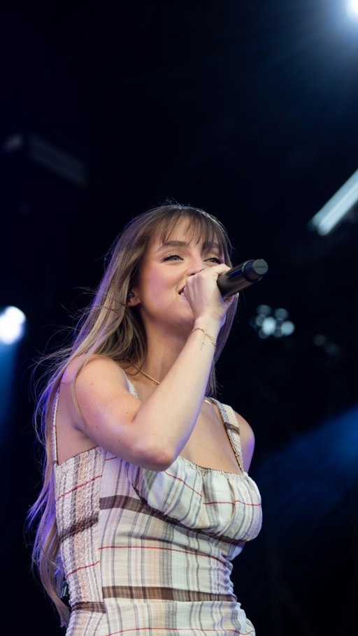 ALICIA 😍
Notre public t'aime toujours autant et nous avions très hâte nous aussi de te retrouver sur notre scène !

💕 Cette connexion magique entre toi et ton public, ça se sent jusque dans le champ des envolées !
Merci de nous réchauffer le cœur avec ta voix et ton énergie contagieuse. 

C'est ÇA l'esprit du festival ! 🔥
📸 @ambitiousmedia.ca