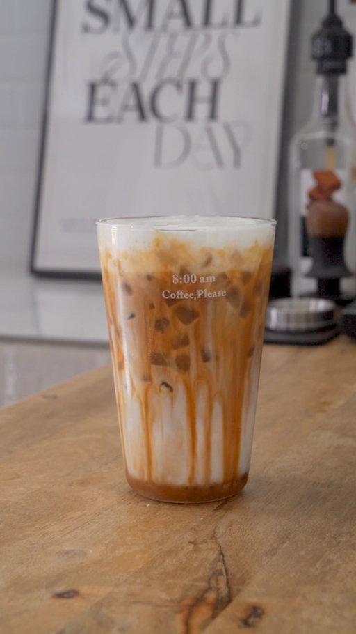 something about the sweet-salty combo just hits right >> iced salted caramel latte with @kiscoffeeco 

I’m used velvet paradise by @kiscoffee for the shot and yess the name says it all. it’s creamy, nutty … and it made the whole thing feel extra. 100% making it again 🙂‍↔️

— 10ml caramel syrup
— A pinch of sea salt
— 150ml milk of choice
— Double shot espresso
— Drizzle some caramel syrup
— Add milk foam on top

.

#icedsaltedcaramel #icedsaltedcaramellatte #kiscoffeeco #kiscoffee #velvetparadise #homecafemalaysia #coffeegram #coffeeaddict #coffeeoftheday