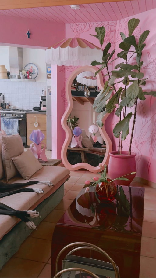 Petit vent de nouveauté dans mon salon rose & orange 🌸
Un miroir aux courbes toutes douces et une lampe tulipe qui illuminent mes journées… et mes soirées ✨
Ces deux pépites signées @nv.gallery font partie de ces pièces qui me font rêver depuis quelques temps, et je suis tellement heureuse de les voir enfin chez moi 💕
.
Publicité