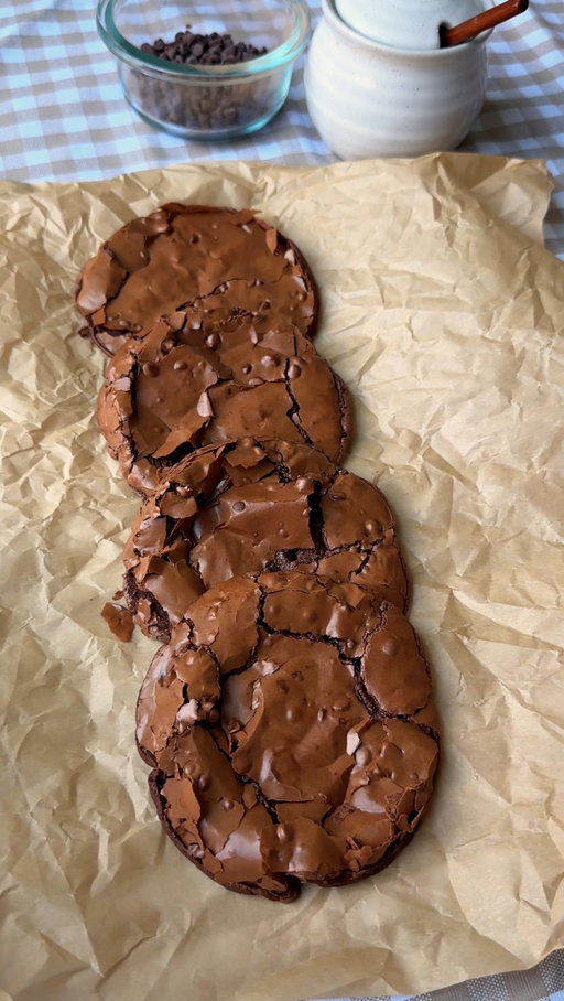 fudgey & chewy 🤤

if you prefer brownie corners & crinkly tops, you’ll absolutely love these!! 

**if your cookie dough is super runny, refrigerate for 30-60 mins!** 

ingredients:
350g powdered sugar (a little less than 3 cups, but you can use 3 cups as well since this recipe is pretty forgiving)
60-65g cocoa powder (about 8-10 tablespoons) – you can adjust this to 60g of cocoa powder if you prefer a sweeter cookie!
1/2 tsp salt
3 egg whites from 3 large eggs! (about 1/2 cup of liquid egg whites)
1/2 to 1 cup semi sweet chocolate chips (optional but recommended!) – depending how much chocolate you like! you can also use milk but i'm a semi sweet/dark choco girl.
1 tsp instant coffee (use 1/2 tsp if you are caffeine sensitive)
1 tsp vanilla bean paste (optional but adds great flavor)

directions:
preheat oven to 350°f (175°c). line a baking sheet with parchment paper and lightly butter it so the cookies do not stick.
in a large bowl, add powdered sugar, cocoa powder, salt, egg whites, instant coffee, and vanilla bean paste. stir until a thick glossy batter forms.
fold in the chocolate chips if you are using them.
scoop 2 to 3 tablespoons of batter per cookie onto the prepared baking sheet. leave at least 4 to 5 inches between each cookie because they spread a lot while baking. four to a cookie sheet will definitely prevent them from touching, but you can fit six if you do not mind if they bake into each other a bit.
place the cookie tray directly in the middle of your oven.
bake for 8 to 10 minutes. at 8 minutes the cookies will cool into a very fudgy texture. the longer you bake them, the less fudgy they will be. ten minutes should be the maximum baking time.
immediately after baking, use a round bowl to gently scoot and round out the cookies. this will help “fluff” up the edges, which can be a bit flat right out of the oven.
remove the cookies from the baking sheet right after shaping so they do not continue cooking on the hot tray. transfer to a cooling rack and let them cool completely before eating.
enjoy!!!

tips: 
(in the comments)

#brownie #cookies #flourless #baking #glutenfree