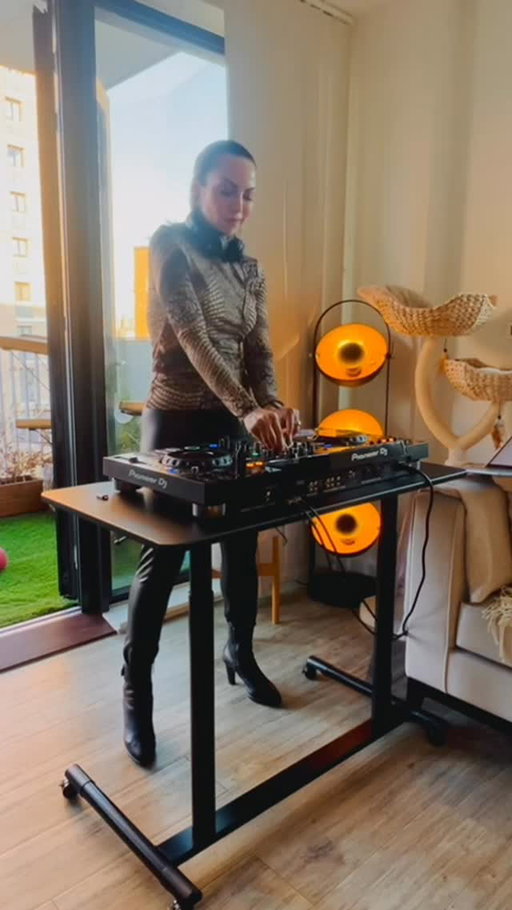 Love the contrast of the classical with less melodic house/techno! 

Two of my favourite tracks and artists @worakls.music and @oliverkoletzki 

#djarian #melodichouse #techno #djset #pioneerdj