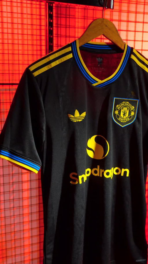 𝑨 𝑪𝑳𝑨𝑺𝑺𝑰𝑪 𝑹𝑬𝑰𝑴𝑨𝑮𝑰𝑵𝑬𝑫 ✨

One of Manchester United’s greatest away shirts has been the core inspiration behind the brand new third shirt. And it’s glorious.

A fresh take on the iconic 1993-95 away shirt, the new design is rooted in ‘90s nostalgia.

How do we rate it against the original? 🧐

🌍 Worldwide Shipping | Link in bio 👆🛒
