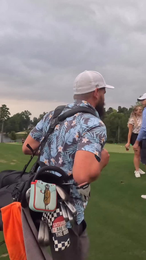 @pgamemeschallenge day 1 
Sunday night- got there late but they didn’t disappoint! 
I may not have a shot on tour but I can carry a bag 

If you’re in the market for a golf bag - pick up the player preferred by @pinsandaces 

#golf #golflife #golfaddict #golfcourse #pga #golfswing #pgameme #pgamemes #pgamemeschallenge #trumpnationalgolfclub #trumpnational #charlotte #ncgolf #carolinagolf #golftip #golftournament #golfmeme #glowgolf #