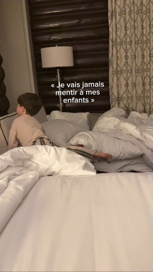 La police de l’hôtel c’est ma mère Nancy qui prend un voix super grave.