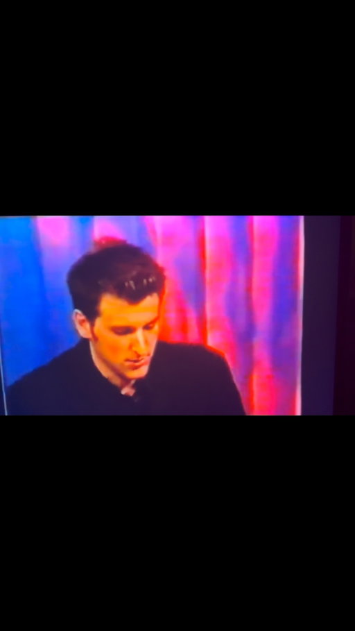 Heureux de retomber sur cette archive avec Marc Labrèche pour qui j’ai toujours eu une admiration sans borne et je réalise la grande chance que j’ai eue que ma carrière prenne son envol en sa compagnie. ❤️ Par ailleurs, j’ai été amusé par le fait que dans mon show actuel, je parle de ma part de vieillir, et dans cette archive datant de 2003, le vulgarisateur semble aussi habité par cette crainte hahaha, je la traine depuis un bout de temps de temps ma foi😅