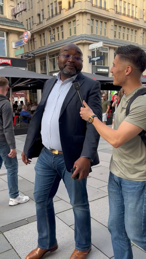 His Facial Expression says it all 😂🇨🇲
.
Cameroon is home to more than 250-600 indigenous languages!
#cameroon #africa #japan #vienna #french #japanese