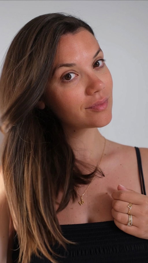 Durant mes deux post-partum, j’ai énormément perdu mes cheveux et c’était encore le cas au début de cet été. Depuis quelques semaines, j’utilise la gamme Fiber Booster de @lorealparis . Au programme ? Un protocole anti-chute constitué de trois soins vraiment géniaux. Coup de cœur pour le sérum anti-chute qui offre une nouvelle densité à ma chevelure.
.
#lorealparis #fiberbooster #haircare #collaborationcommerciale