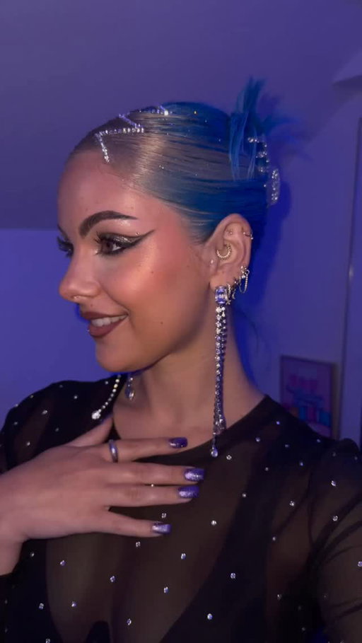 Day 13 - This hair ate ✨ Loved this hair colour, loved this hairstyle 💁🏼‍♀️ 

#MyTop31 #hairstyle #glitterhair #glamhair