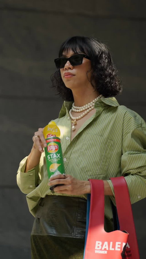 Lay’s Stax? For your office mid-day munch? GROUNDBREAKING!

Living my Devil Wears Prada fantasy and chasing deadlines like Andy opo! Buti na lang meron akong baong #LaysStax na I can share with my boss hihi! Make your office mid-day munch enjoyable with the new & improved #LaysStax with a #FlavorPackedCrunch @laysphilippines 💛