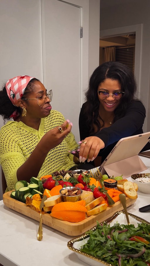 Food, cameras, laughs, angles, and getting our content lives together. Something about being around other content creators motivates me to get things done. This is your sign to grab your creator friends and do the hard stuff. The pitching, the tailoring, the research, and reaching out to the brands 🖤 

@yasminemcbride_ @itsasparklingsky 

Tag your creator bestie! 🏷️