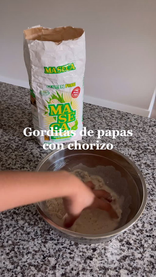 Recipe ⬇️🇲🇽
1 cup of maseca 
1 cup warm water 
1 tsp salt 

After resting for 20 minutes. If it feels too dry, sprinkle a little warm water; if too wet, dust with a pinch of maseca. I seasoned the papas with salt, pepper and paprika.I topped it with queso fresco
•
•
•
•
#latinacontentcreator #mexican #mexicanfood #gorditas #comida #receta #comidamexicana #tampacontentcreators
#tampacontentcreator 

Mexican, Mexican food, Latina content creator, Gorditas, Latina influencer, tortilla, Latina creator, receta