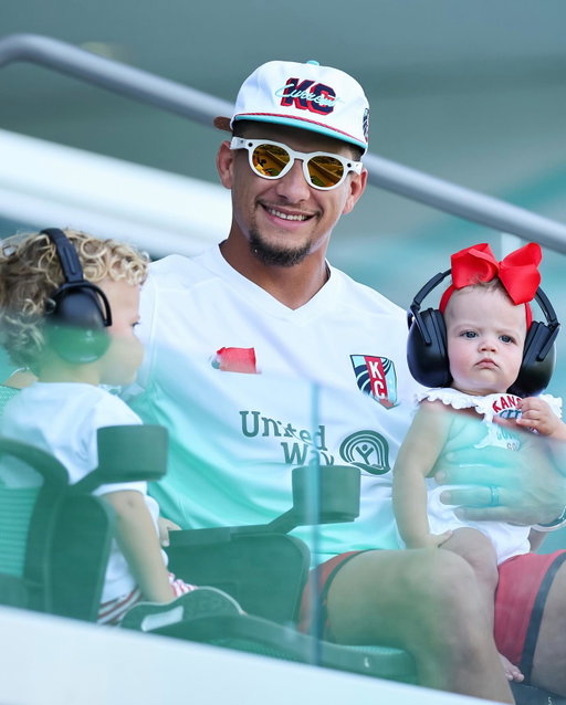 Mahomes family outing 🩵

@patrickmahomes @brittanylynne in the house 🫶