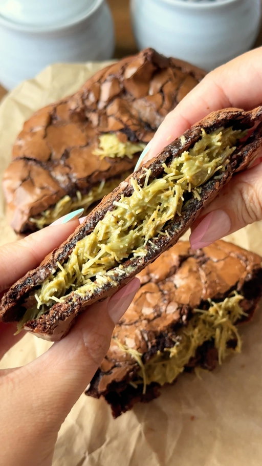 dubai choco cookies 🍪

made my flourless chocolate cookies even better with pistachio & crispy kataifi 🤭 

#dubaichocolate #brownies #cookies #flourless #baking #chocolatecookies