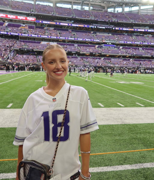 football season is back 💜😈🏈 who’s your team? I know mine #SKOL 

Thank you for having us @vikings !!!