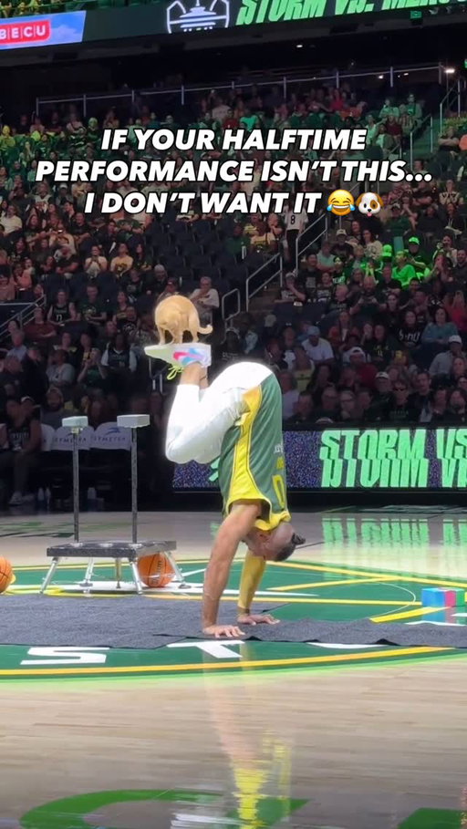 Now THIS is what we want to see at halftime! 👏

@castoinev and his dog Scooby did NOT disappoint at Seattle Storm vs. Phoenix Mercury 🐶

(🎥: @wnba)