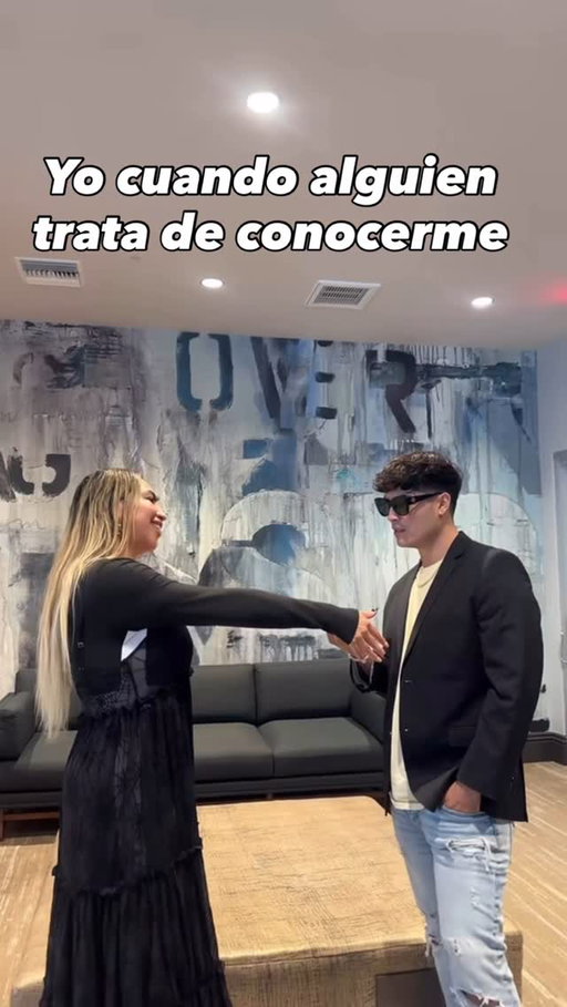 Yo cuando alguien me quiere conocer 👋 Las novelas de antes eran intensas, se pasaban de lanza! 🤣@barbarasanchezpr #novelas #novela #kunobecker #angelicavale #soñadoras