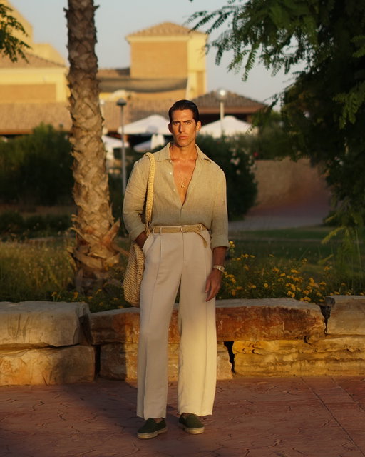 Summer in relaxed silhouettes and lightweight fabrics.

#modahombre #summer #outfitinspiration #menstyle #mensfashion #linen #espadrilles #summeroutfit